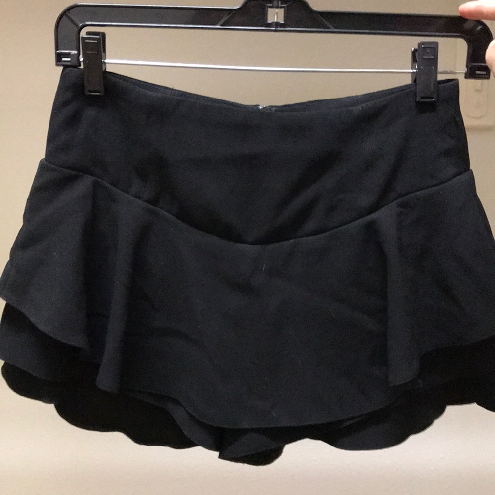Black size XS Zara ruffled skort